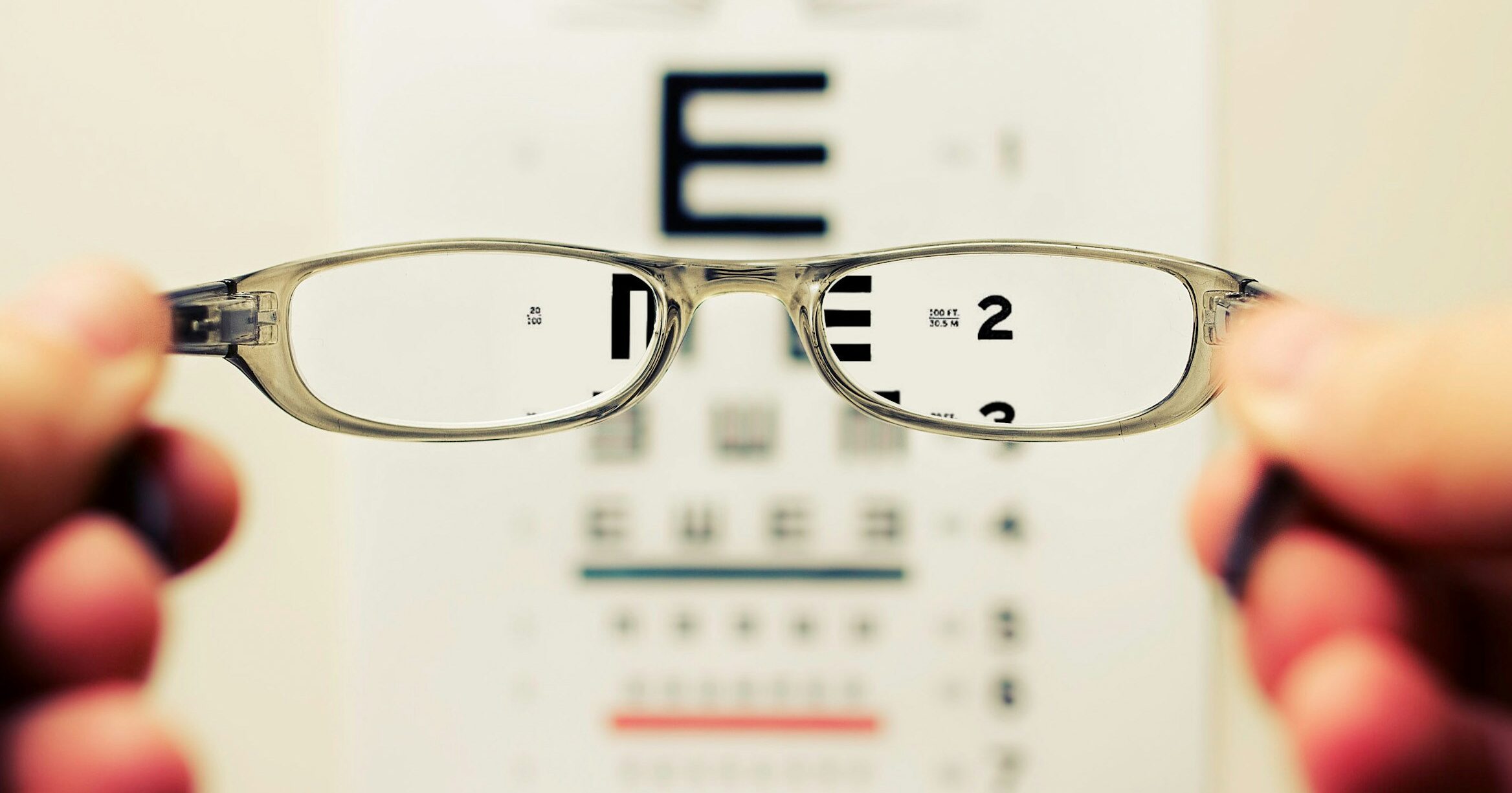 視力検査の写真　眼鏡越しに字がはっきり見える様子