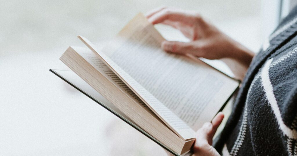 本を読んでいる写真
