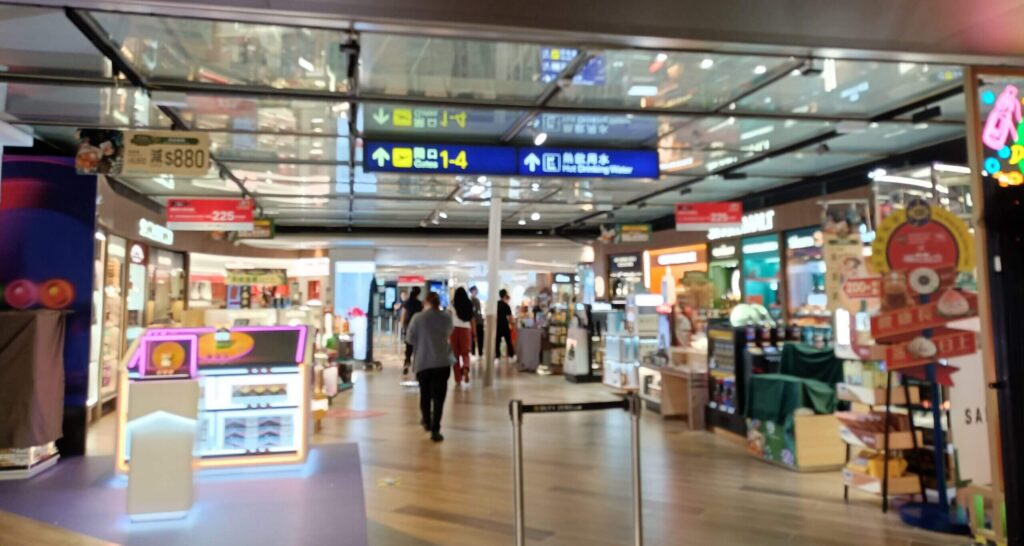 香港国際空港待合エリアの０時を過ぎてもお店がオープンしている様子