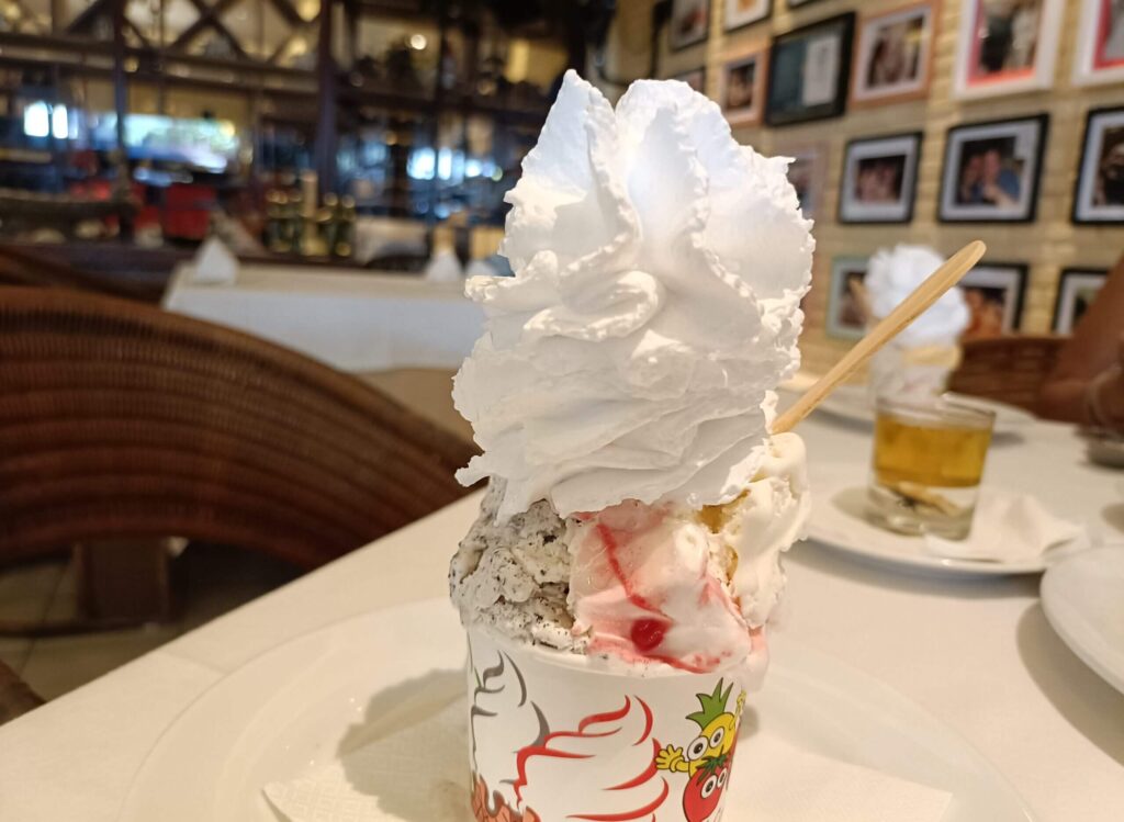 サヌールイタリアンレストラン「MASSIMO」ホイップクリームが乗っているジェラートの写真