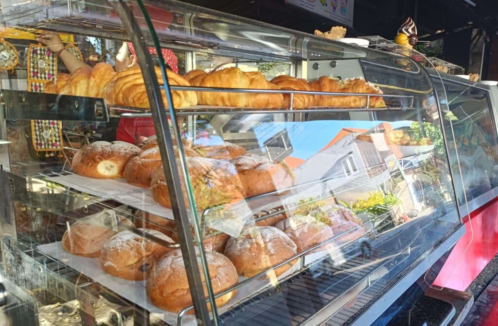 サヌールイタリアンレストラン「MASSIMO」ショーケース内のパン類