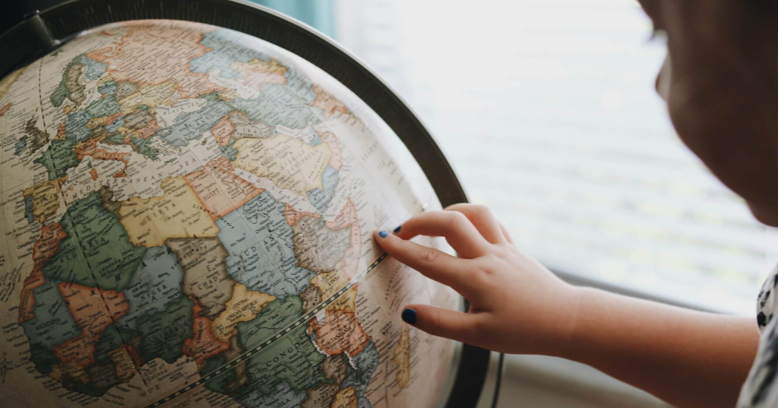 地球儀を見ている子供の写真