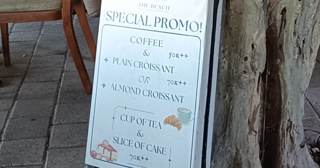 バリ島サヌールビーチ南側にあるThe Beach Spa & Cafe のプロモーションの看板