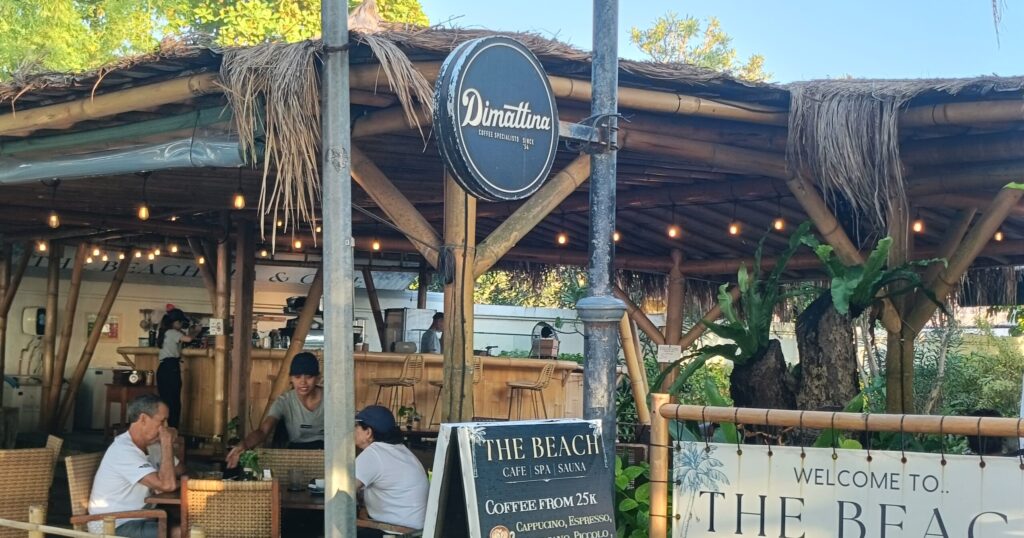 バリ島サヌールビーチ南側にあるThe Beach Spa & Cafe、店内の写真