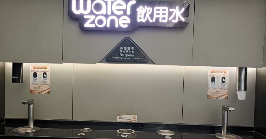 香港国際空港待合エリアにある無料設備　ウォーターサーバーの写真