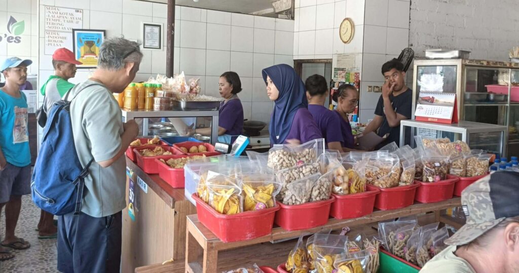 Warung Jawa - Moro Senengのキャッシャー周りにゴレンガンや揚げ物などが陳列されている様子