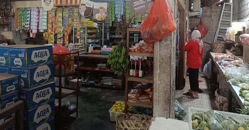 Warung Jawa - Moro Senengの店内奥にある日用品売り場