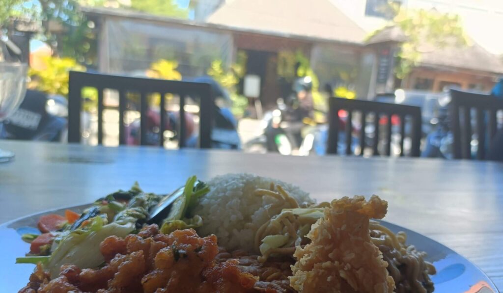 Warung Jawa - Moro Seneng店内から道路を眺めた様子