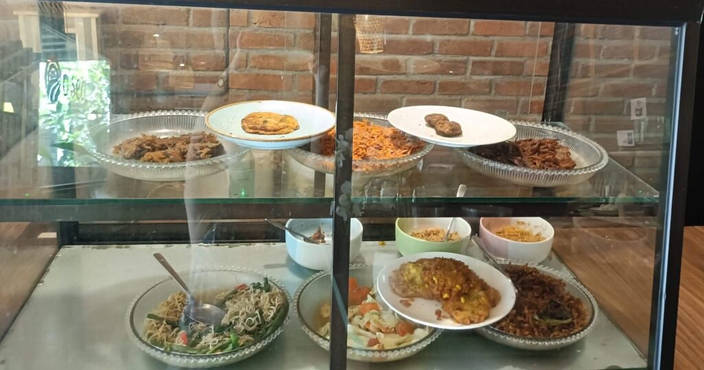 O’sea Coffee and Eatery店内のナシチャンプルショーケース