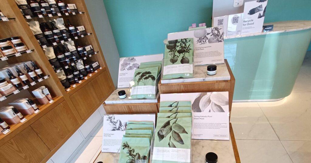 サヌールSensatia Botanicalsの店内商品の写真　フェイスマスクコーナー