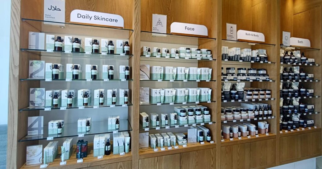 サヌールSensatia Botanicalsの店内商品の写真　フェイス、ボディ、ヘア用品コーナー