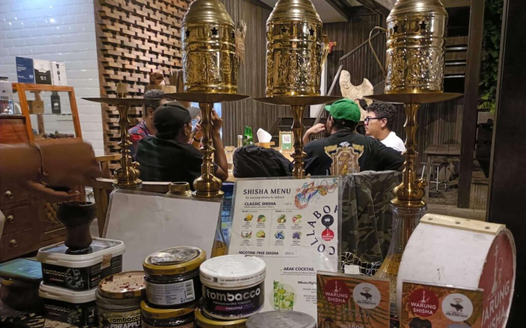 WARUNG SAROシーシャコーナーと奥でシーシャを吸っている人たち