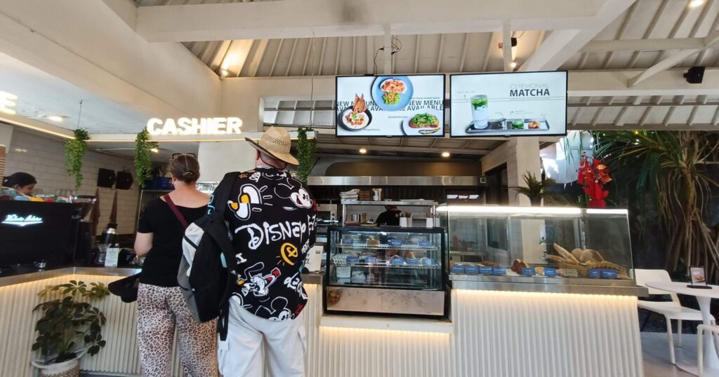 Betty Bake Bakery & Coffeeのショーケースのあるキャッシャー付近の様子