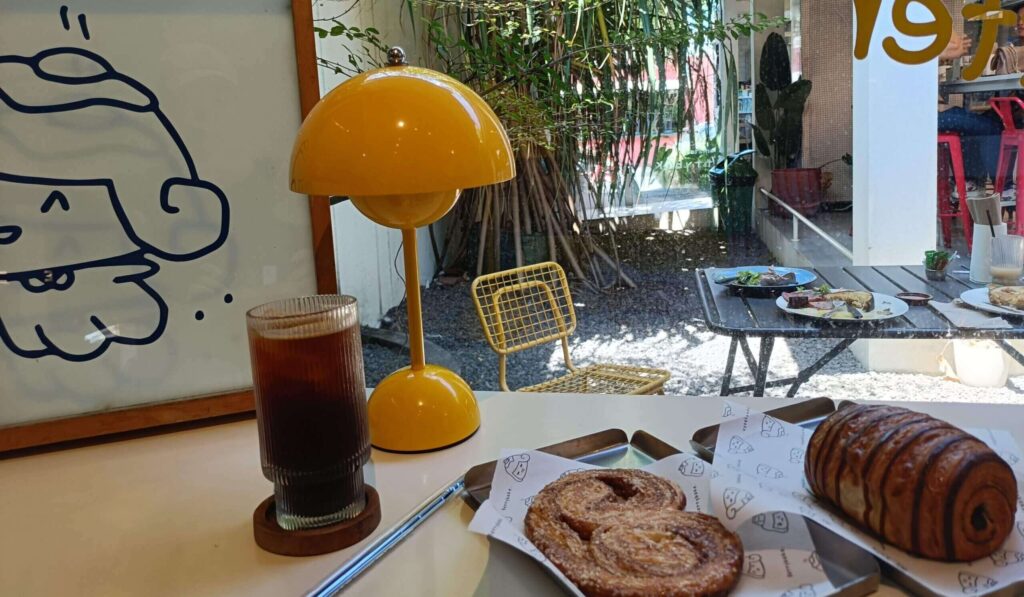 Betty Bake Bakery & Coffee屋内席にて食事をした際の様子
